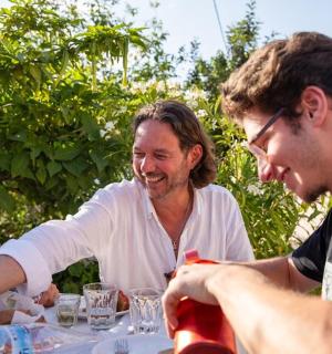 skupina lidí sedících u stolu