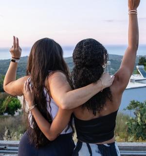 dvě ženy stojící s rukama objatýma