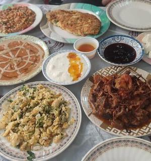 stůl plný různých druhů jídla na talířích