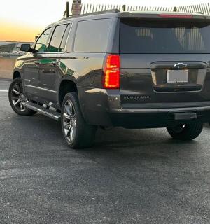 ein schwarzer SUV auf einem Parkplatz geparkt