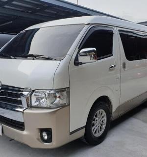 一辆白色货车停在车库里