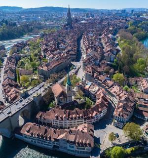Letecký pohled na město s mostem