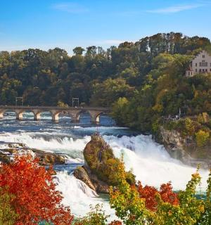 most přes řeku s vodopádem