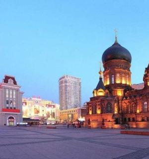 一座顶部有圆顶的大楼