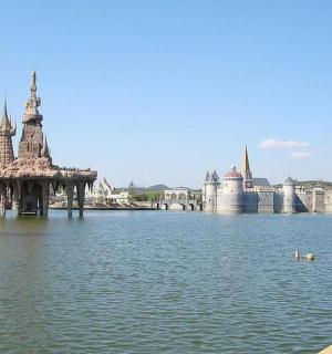 一大片水域，背景是一座城堡