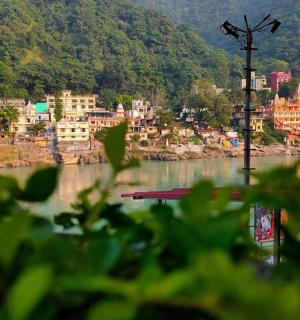 一片水域和一座城市的景色