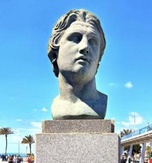 一尊女性半身雕像