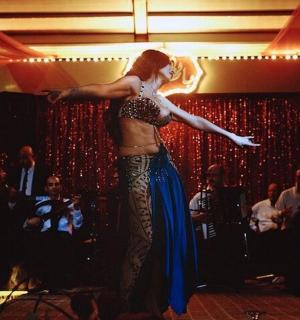 一名女子在舞台上为观众跳舞