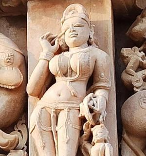 一位正在打电话的女性雕像