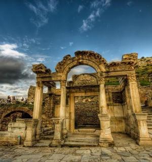 一座有拱门和楼梯的古老石头建筑