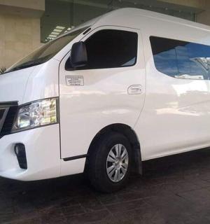 一辆白色货车停在一栋建筑物前