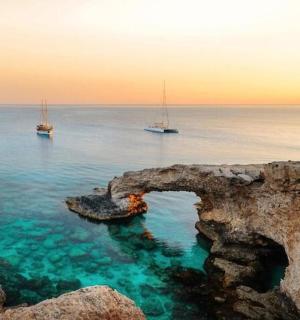 可以看到水中停泊着船只的海景