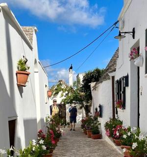 pár lidí jdoucích po úzké ulici