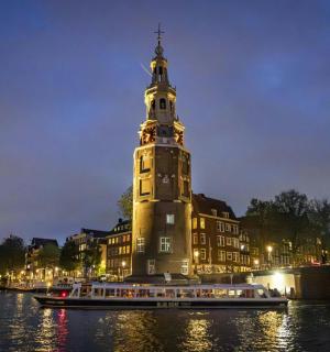 钟楼前水中的一艘船