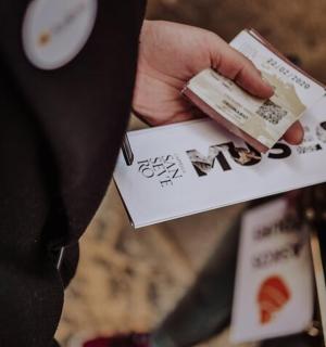 一名男子拿着一个盒子,上面有一张照片