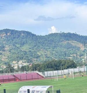 以山为背景的足球场