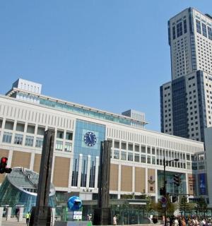 高楼林立的城市中的大型建筑