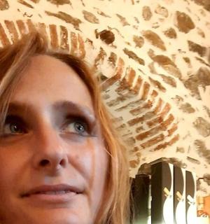 一名女子站在墙前