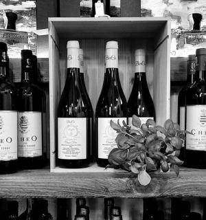 架子上摆着一堆酒瓶