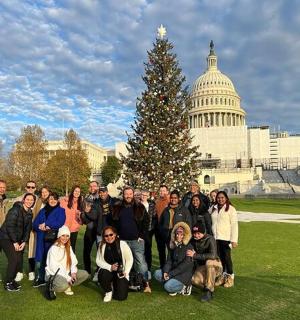 一群人在国会大厦前合影