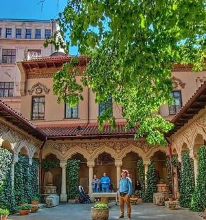 两个人站在一栋建筑的庭院里