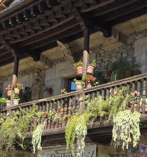 ein Balkon mit Topfpflanzen an einem Gebäude