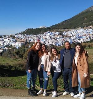 一群人站在一座城市前