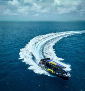 水中央的一艘船