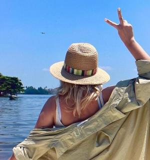 žena v klobouku ve vodě