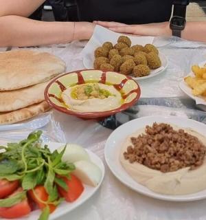 桌子上摆满了食物和炸薯条