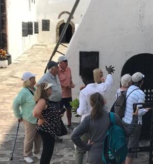 一群人站在建筑物外面