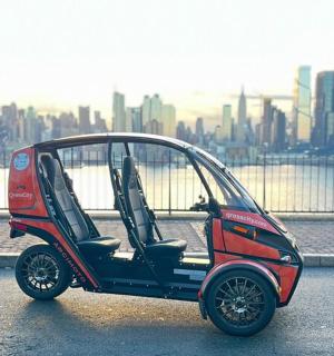 停在城市附近街道上的一辆小型汽车