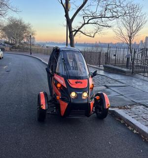 停在街上的一辆小车