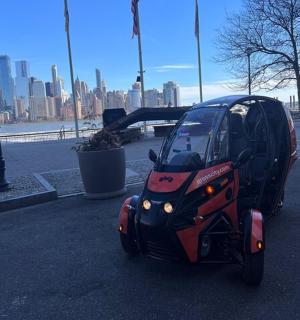 停在停车场的一辆小型汽车