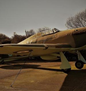 一架小型飞机停在跑道上