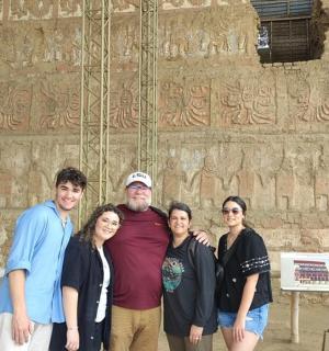 skupina lidí stojících před zdí