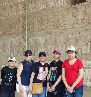 skupina lidí stojících před zdí