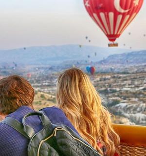 一男一女正在看热气球