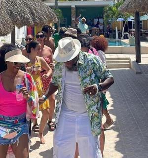 en mand og kvinde går på stranden