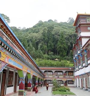 一群建筑物和一条街上行走的人