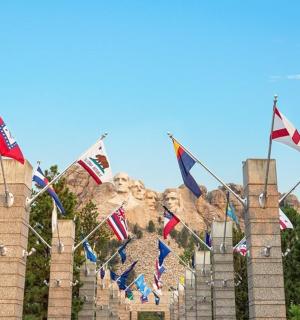 城堡前的一堆旗帜