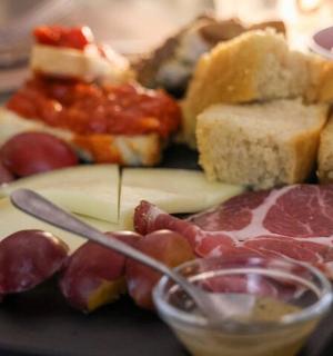 一盘有肉、奶酪和面包的食物