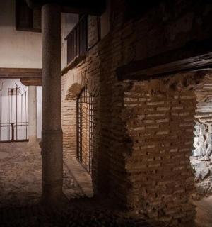 an old brick building with a gate in an alley