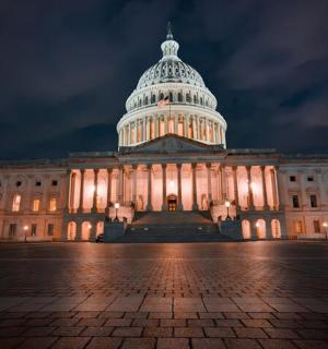 budova s kopulí amerického Kapitolu v noci