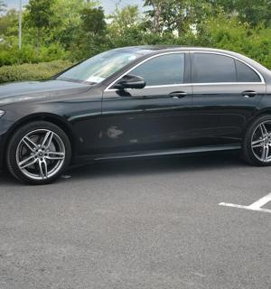 černé auto zaparkované na parkovišti