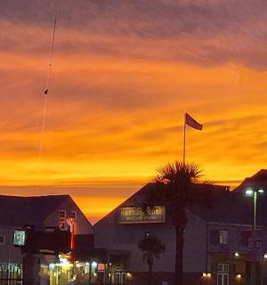 夕阳西下,建筑物前悬挂着一面旗帜