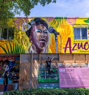 budova s nástěnnou malbou na boku