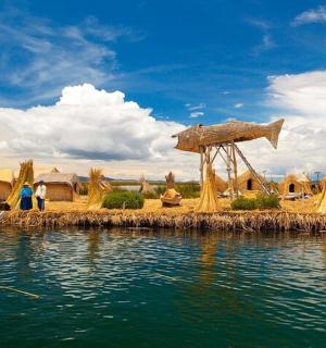 skupina lidí stojících na molu u vody