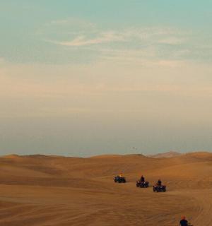 一群人在沙漠中骑摩托车