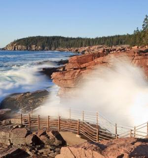 海边岩石上的瀑布